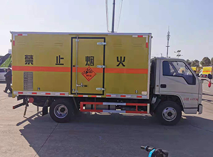 淮南爆破器材运输车工人安全操作规范与智能技术保障